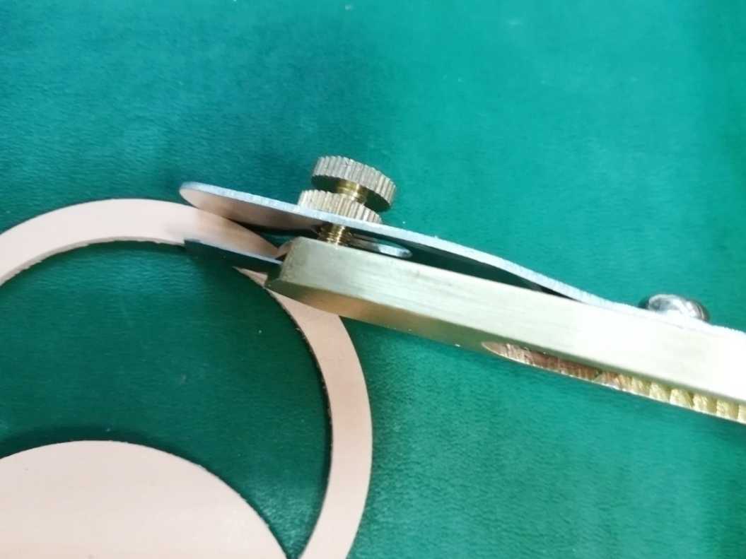 値下げ!☆ 好評! 革スペーサー付属! ☆ 職人仕様 同一幅裁ちカッター 直線 曲線 左利き対応 10mm幅までカット!替刃10枚付属!拍卖