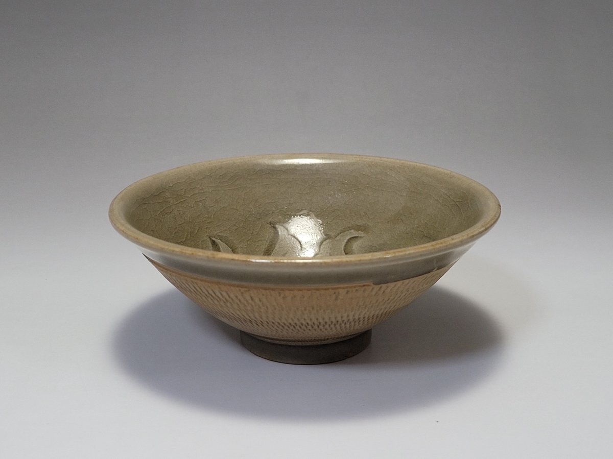 青磁 陰刻 花紋 茶杯 時代唐物 幅約10.2cm / 宋元時代 盃 小碗 杯 盞 小鉢 茶道具 煎茶道具 酒器 唐物 人間国宝 李朝 高麗 古玩 古董拍卖