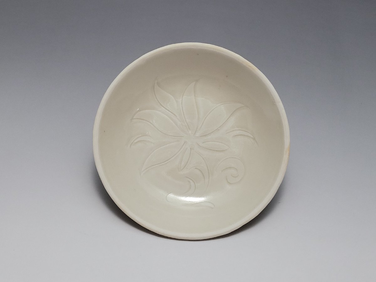 I 白磁 陰刻花紋 皿 在銘 時代唐物 幅約10.5cm / 宋元時代 小盤 小皿 手塩皿 浅盤 陶瓷器 唐物 人間国宝 李朝 高麗 古玩 古董拍卖