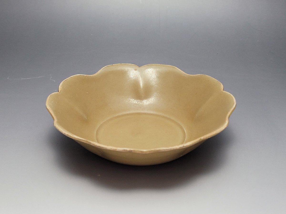 A 青磁 花型 皿 時代唐物 幅約14.5cm / 宋元時代 盤 皿 手塩皿 浅盤 陶瓷器 唐物 人間国宝 李朝 高麗 古玩 古董拍卖