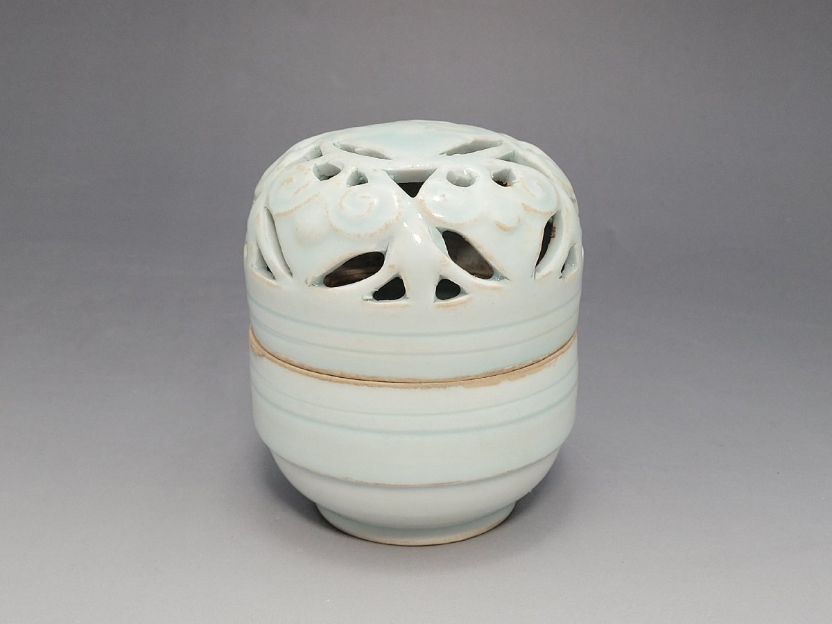 青白釉 陽透刻紋 蓋香炉 時代唐物 高さ約9.9cm / 宋元時代 薫香 香道具 仏具 茶道具 煎茶具 唐物 古董 古玩拍卖