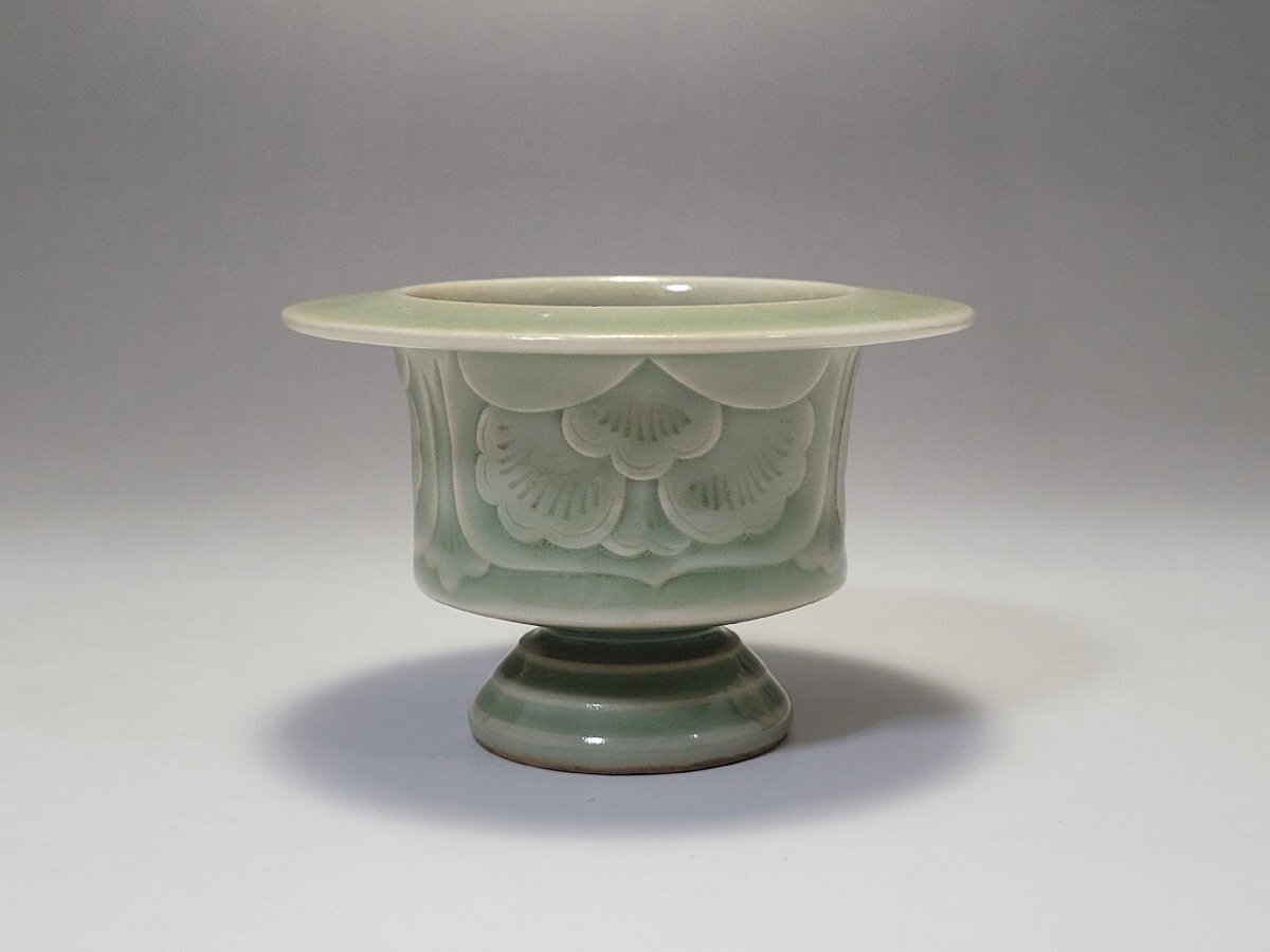 青磁 陽刻花紋 線香立 香炉 時代唐物 高さ約6.2cm / 宋元時代 薫香 香道具 仏具 茶道具 煎茶具 唐物 人間国宝 李朝 高麗 古董 古玩拍卖