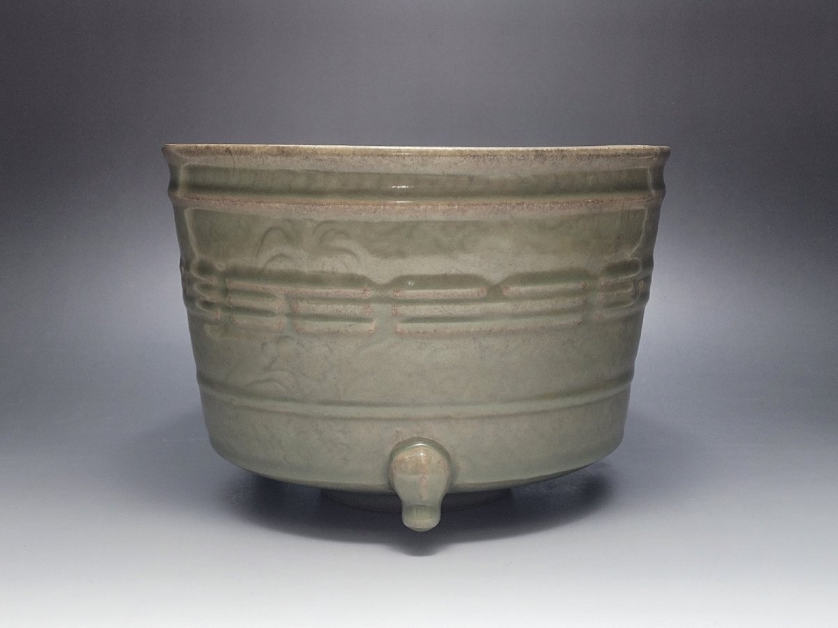 青磁 陰刻 花紋 八卦文 三足 香炉 時代唐物 高さ約22.3cm / 宋元時代 薫香 香道具 仏具 茶道具 煎茶具 唐物 古董 古玩拍卖
