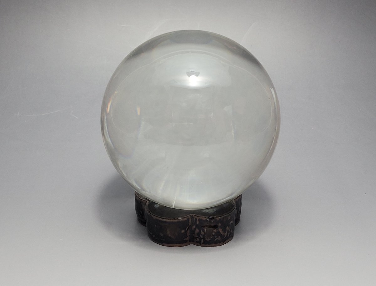 天然石 水晶玉 台座付き 直径約10.6cm / 置物 擺件 古董擺件 玉彫刻 玉佩飾 玉珮 根付 提物装身具 玉挂件 唐物 人間国宝 李朝 高麗 古玩 古拍卖