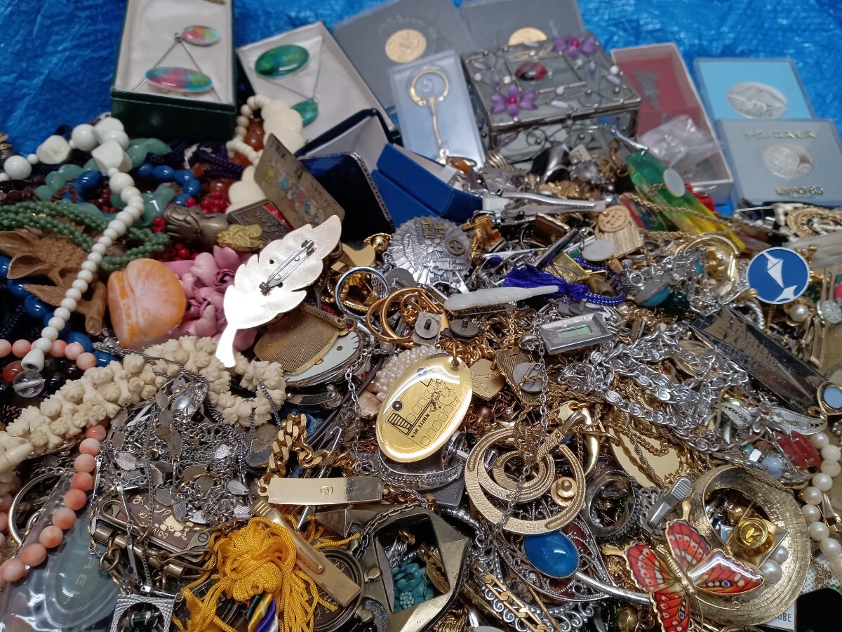 B1024 メッキアクセサリーまとめ★総重量8.6kg!イヤリング タイピン トップ ネックレス カフス 石 イミテーション他〈自宅保管品〉拍卖