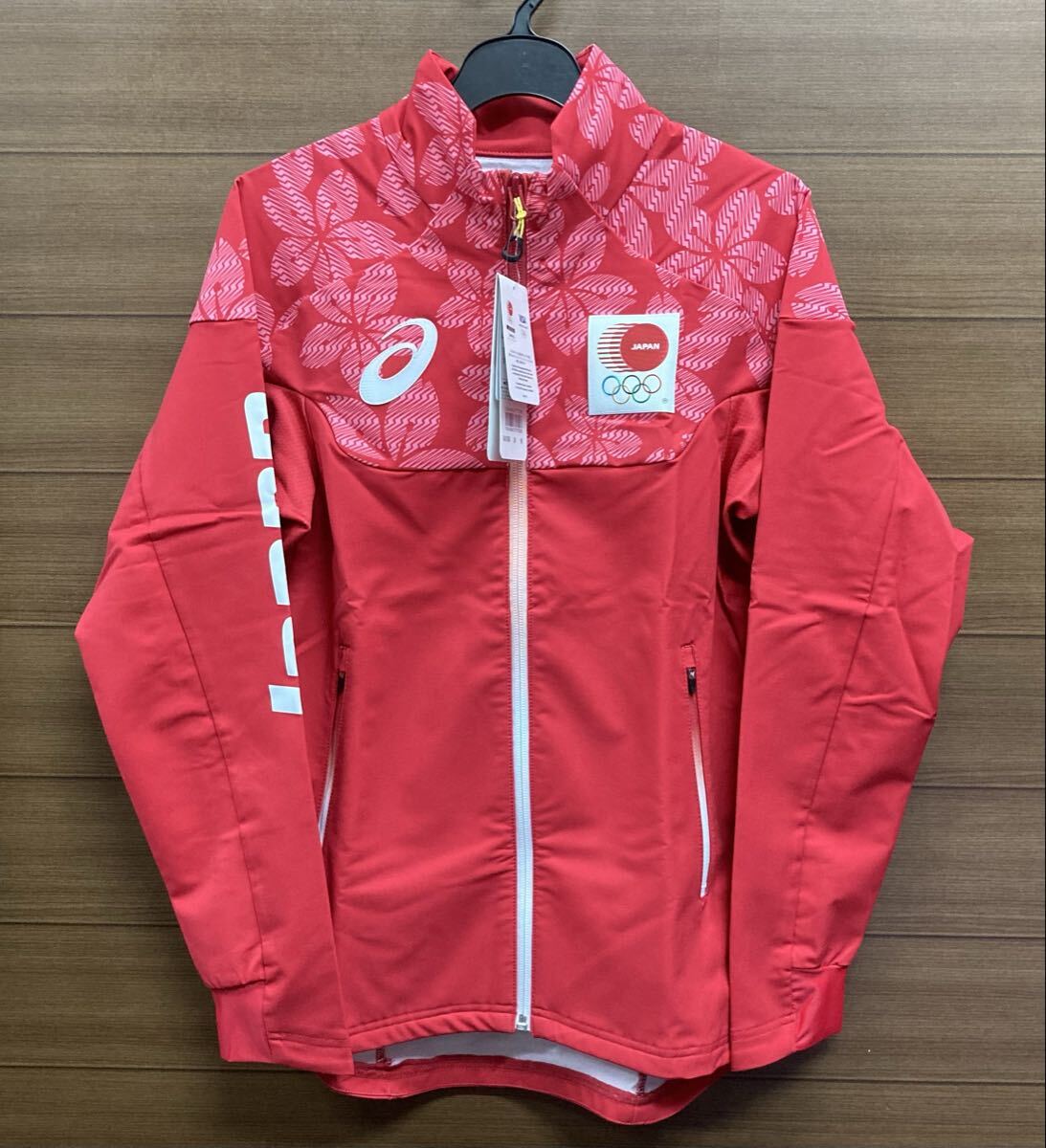 未使用 タグ付 ♪ asics アシックス ジップアップ ジャージ オリンピック JOCエンブレム 日本代表 ジャパン Mサイズ 桜 レッド レディース拍卖