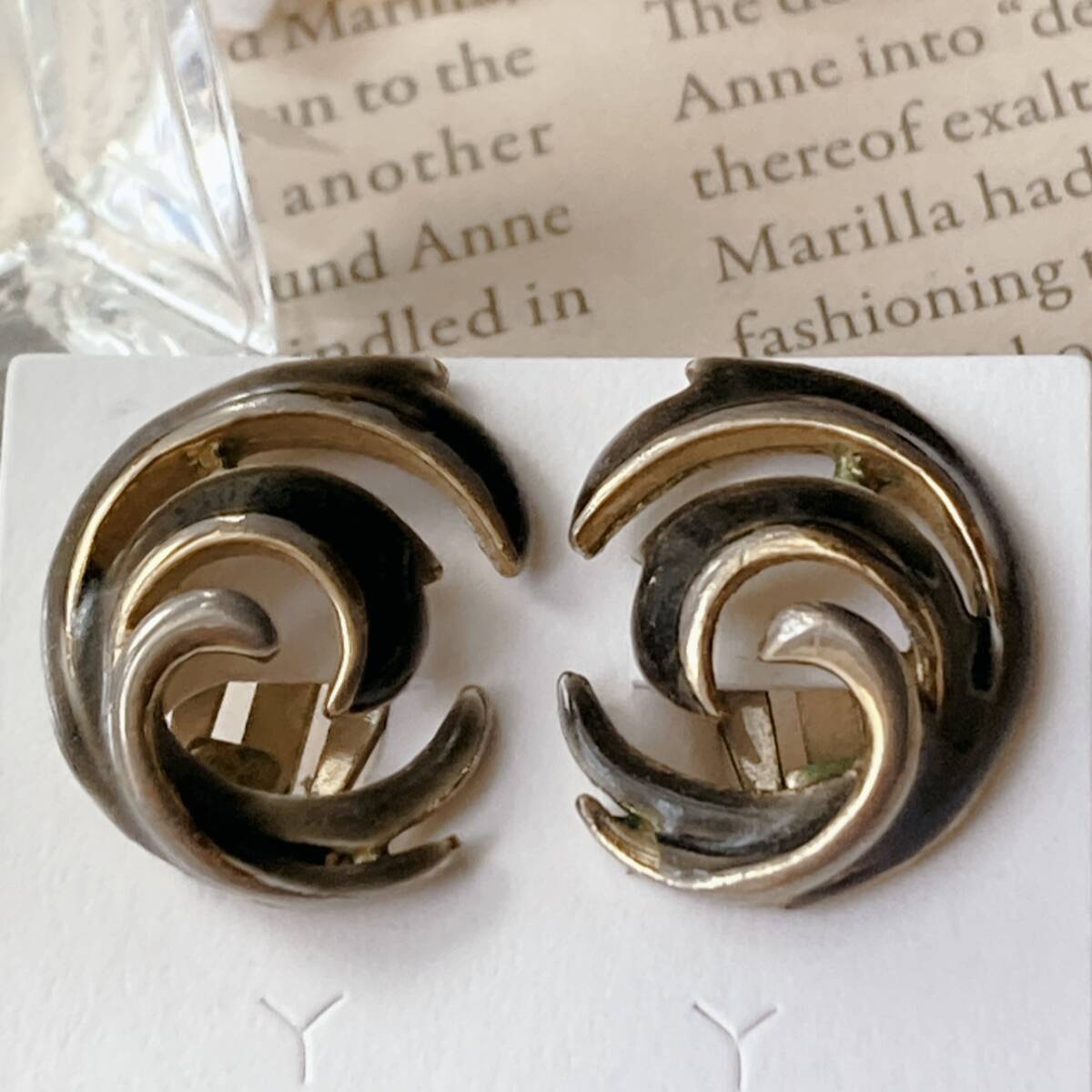 ヴィンテージイヤリング うずまき 羽 ゴールドトーン ブラック アンティーク☆vintage jewelry accessories F0244拍卖