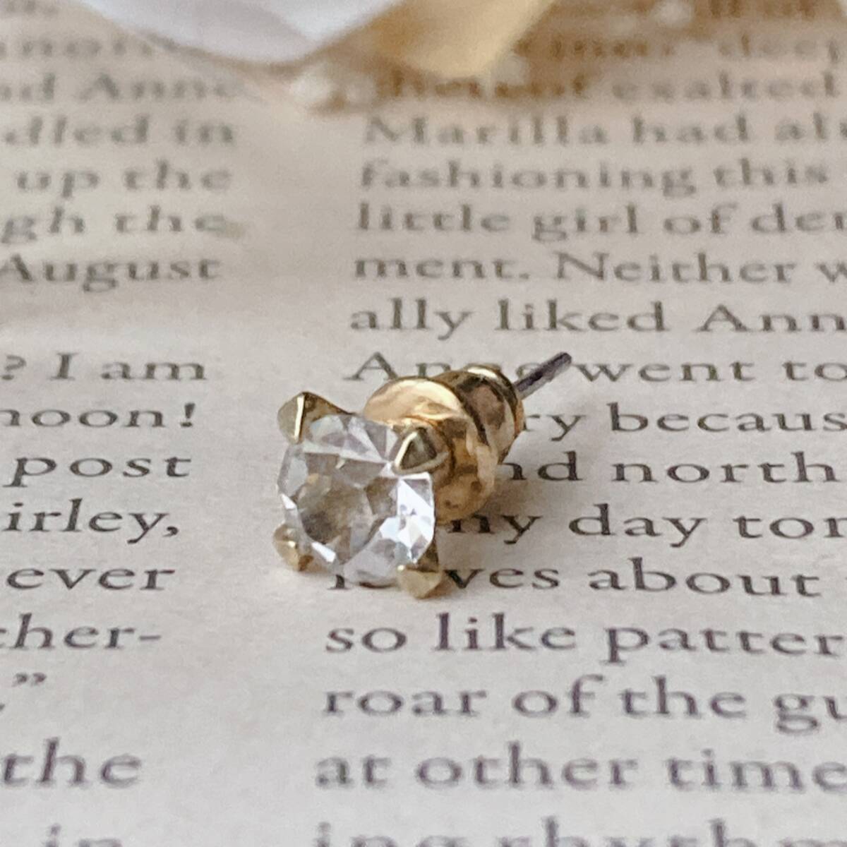 ピアス ダイヤモンド風 片耳一個 5.5mm ゴールドトーン☆vintage jewelry accessories F0248拍卖