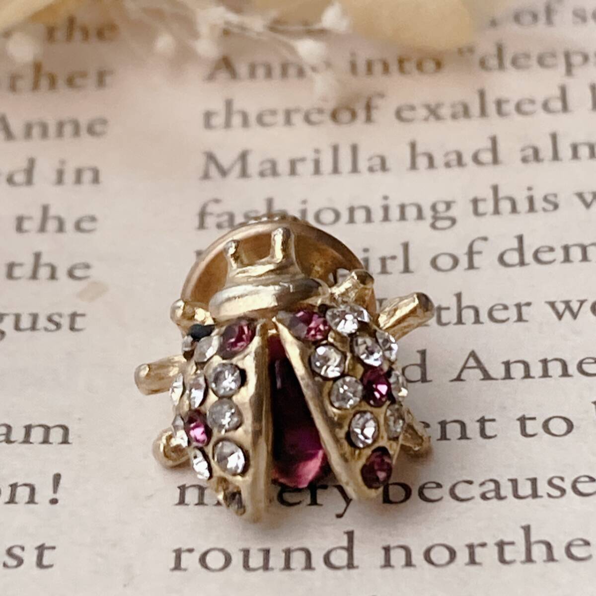 ヴィンテージピンバッジ てんとう虫 ピンク クリスタル タックピン ブローチ ゴールドトーン 落石有☆vintage jewelry accessories F0263拍卖