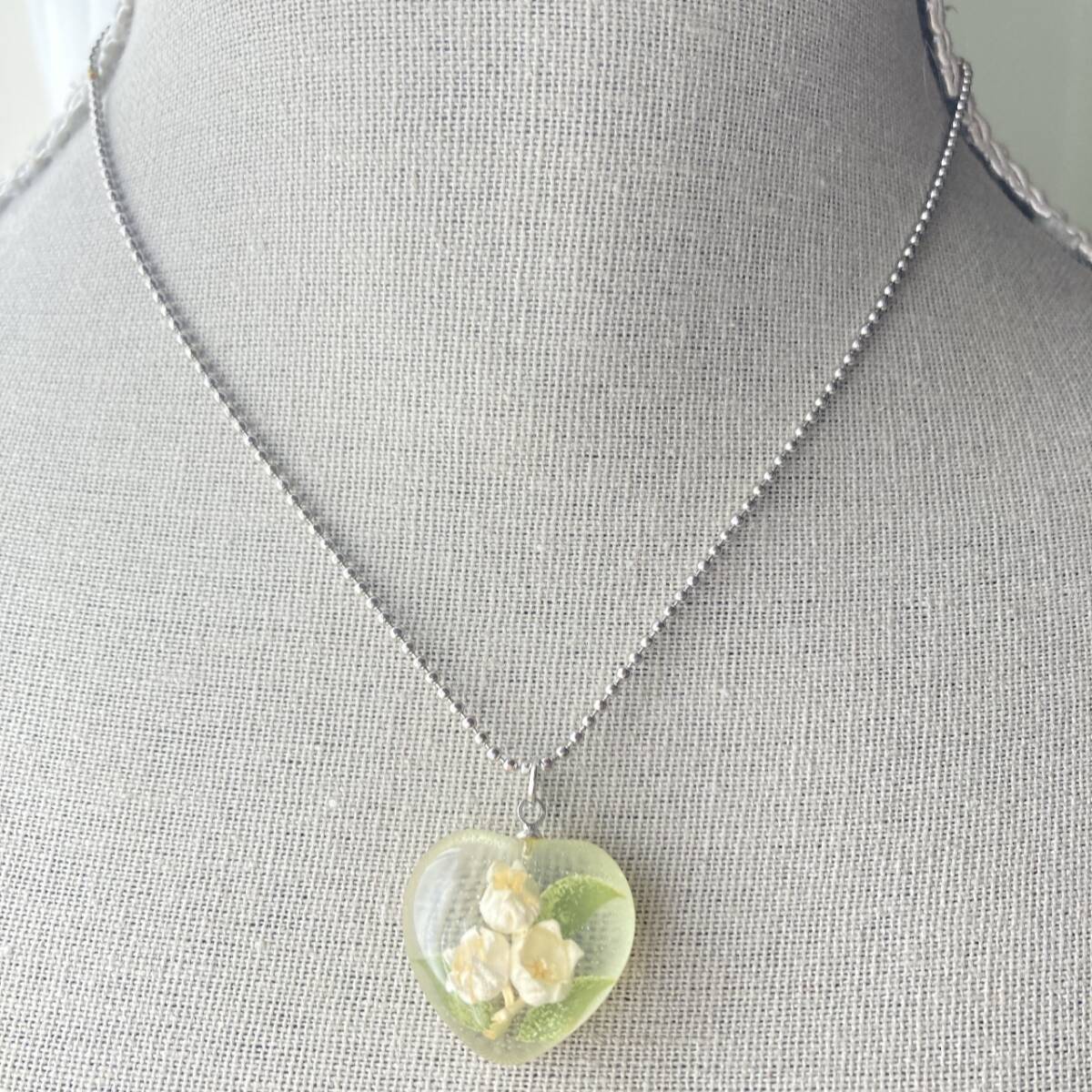 ヴィンテージネックレス レジン ホワイトフラワー シルバートーン ハート☆Vintage jewelry accessoriesF0351拍卖
