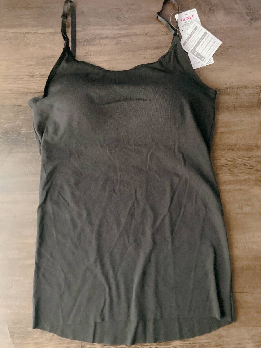 未使用新品 カップ付きキャミソール Mサイズ ブラック 背中ゴムなし グンゼ 背中にゴムがないカップ付きキャミソール拍卖