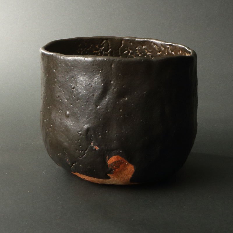 委託HK◇岡本一久(銀座伊勢半、呉服商) 手造瀬戸黒筒茶碗 荒川豊蔵窯の作、共シール(茶道具 陶磁器 陶芸 美濃焼 瀬戸黒 黒茶碗 筒茶碗)拍卖