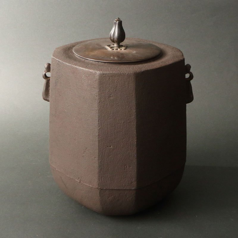 委託HK◇畠春斎 布目肌四方角切釜 共箱(茶道具 金属工芸 金工 茶釜 京釜 天猫 天明 芦屋 風炉 炉 釜鐶付 釜鐶 炭点前 茶事 茶席 茶の湯 )拍卖