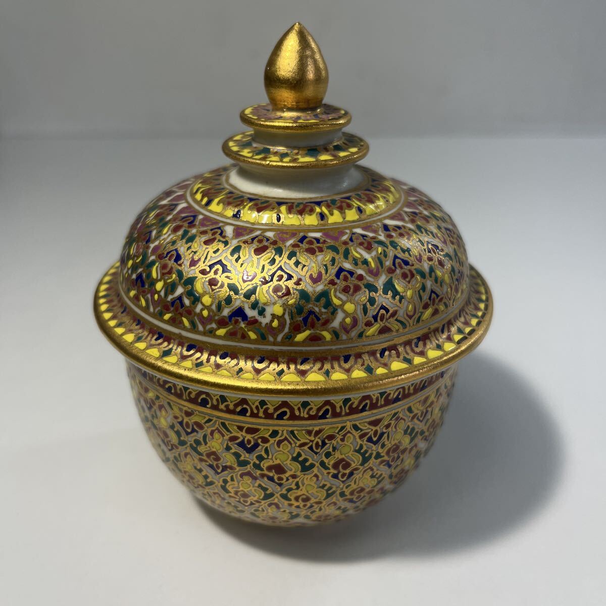 タイ ベンジャロン焼 ハンドペイント 手描き 蓋付き ポット 小物入れ 金彩 置物 インテリア アジア雑貨拍卖