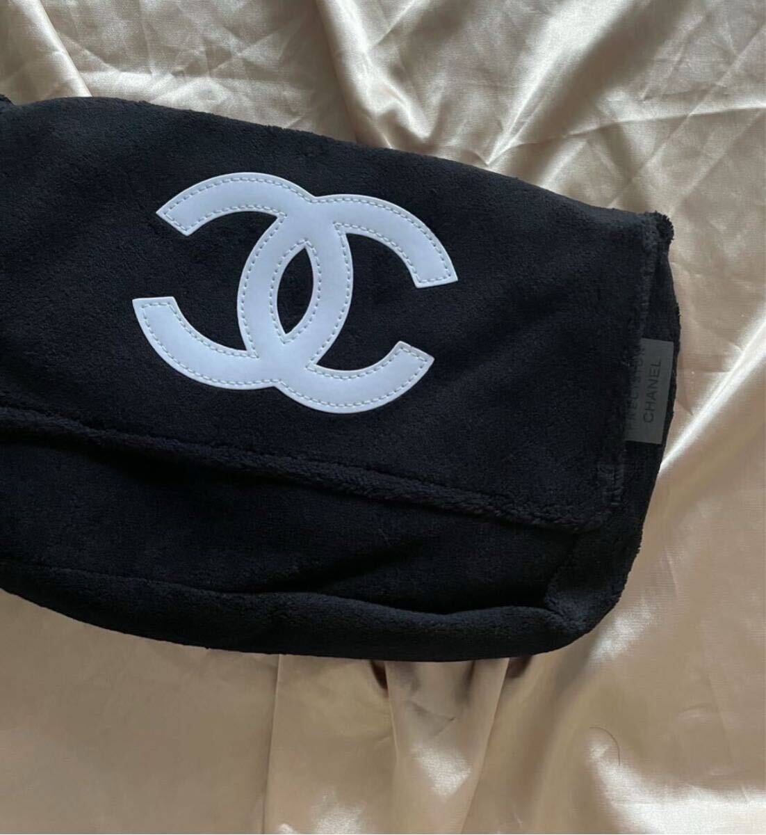 送料無料 斜め掛け CHANEL シャネル ノベルティ メッセンジャー ショルダーバッグ 白X黒 ノベルティー ココマーク カジュアル 未使用拍卖