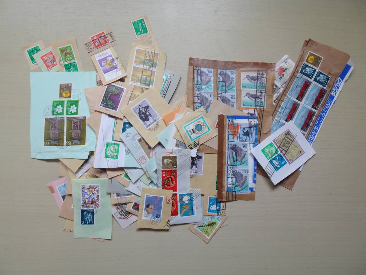 記念・普通切手使用済 紙付 平成2~3年の切手を中心に昭和51年や59、62年頃の消印 消印漏れ消印なども入っています 重さ約57g拍卖