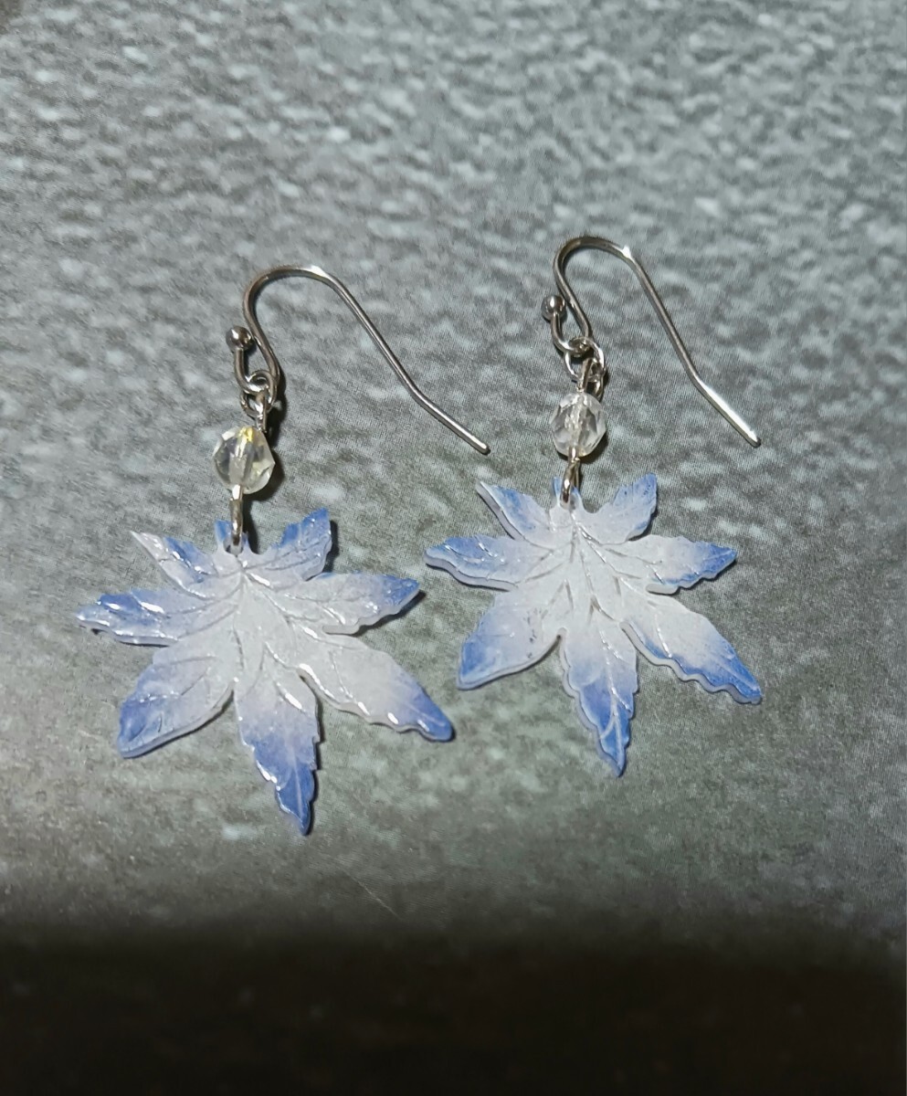雪もみじ ピアス/サージカルステンレスフック/雪化粧みたいな紅葉 チェコビーズ 拍卖