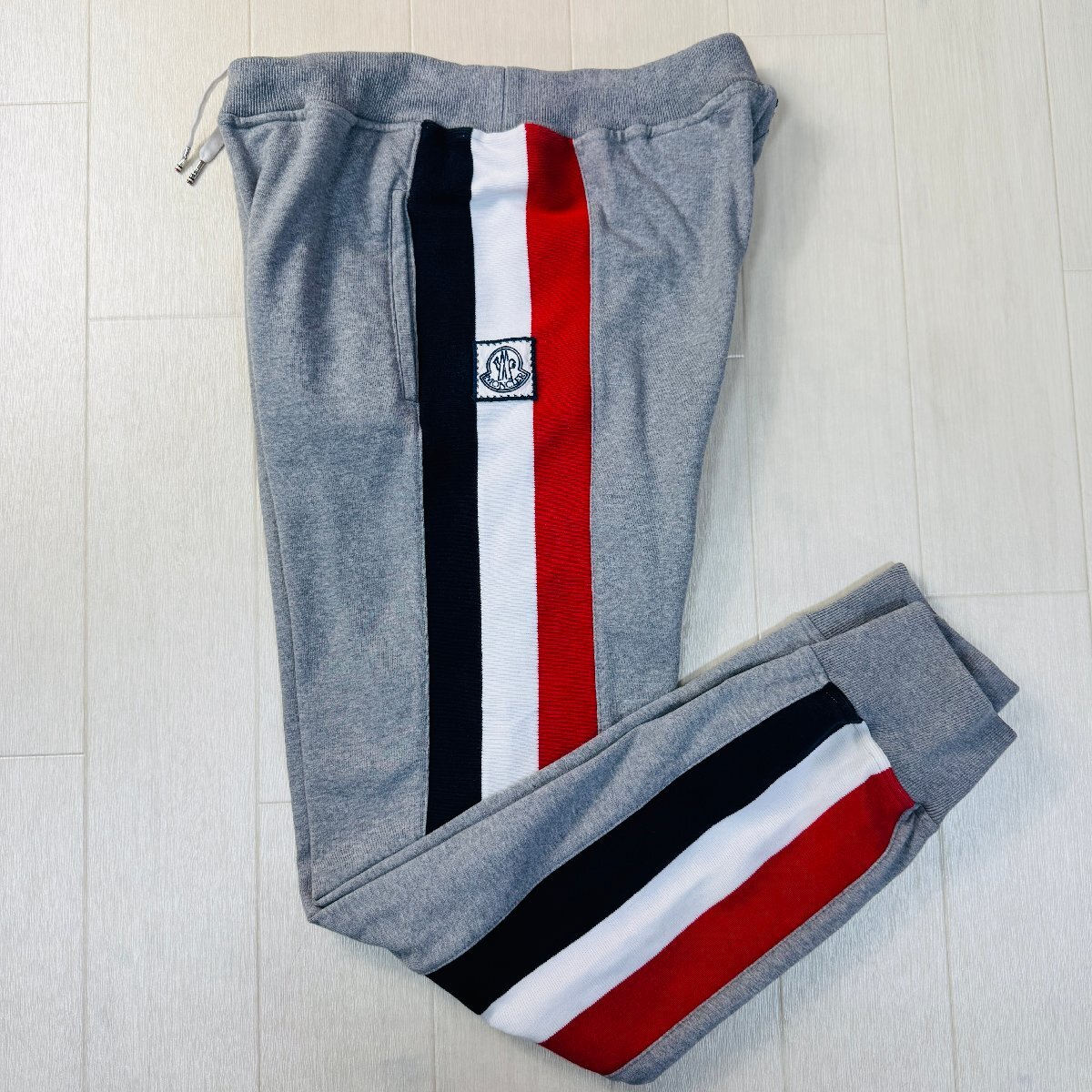 美品/Lサイズ★モンクレール MONCLER TROUSERS イージーパンツ ジョガーパンツ サイドライン トリコロール ロゴワッペン メンズ グレー拍卖