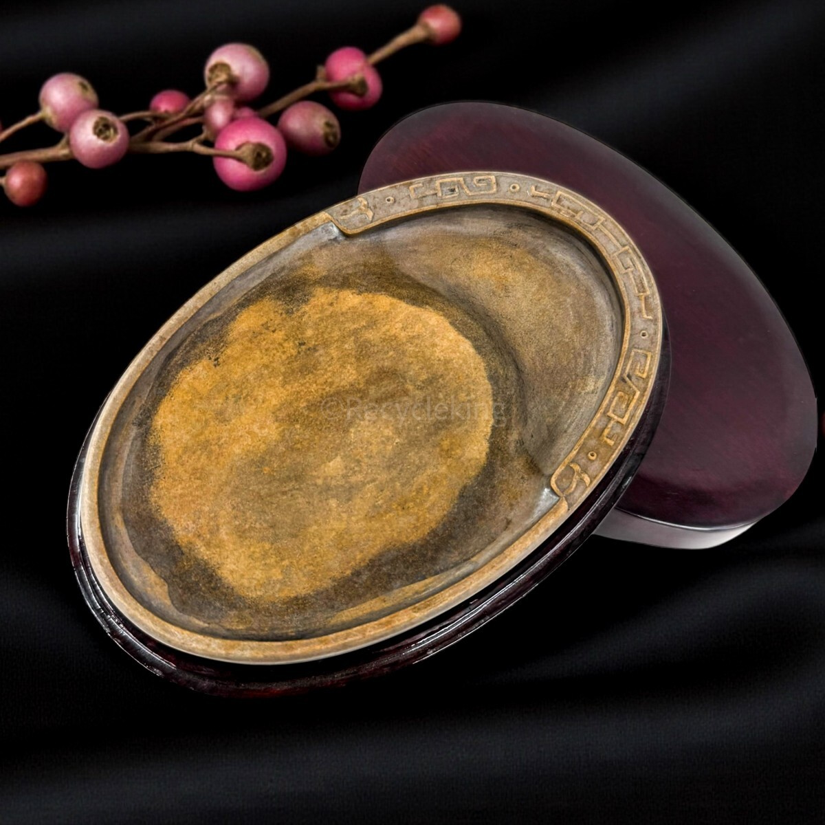 中国 澄泥 雷紋刻楕円硯 塗木硯箱入 古硯 文物 文房具 書道具 すずり 20251026-47拍卖