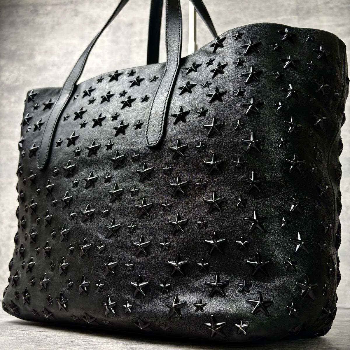 現行近《極美品/大容量》 JIMMY CHOO ジミーチュウ トートバッグ メンズ A4収納 肩掛け ショルダー ブラックスタッズ オールレザー拍卖