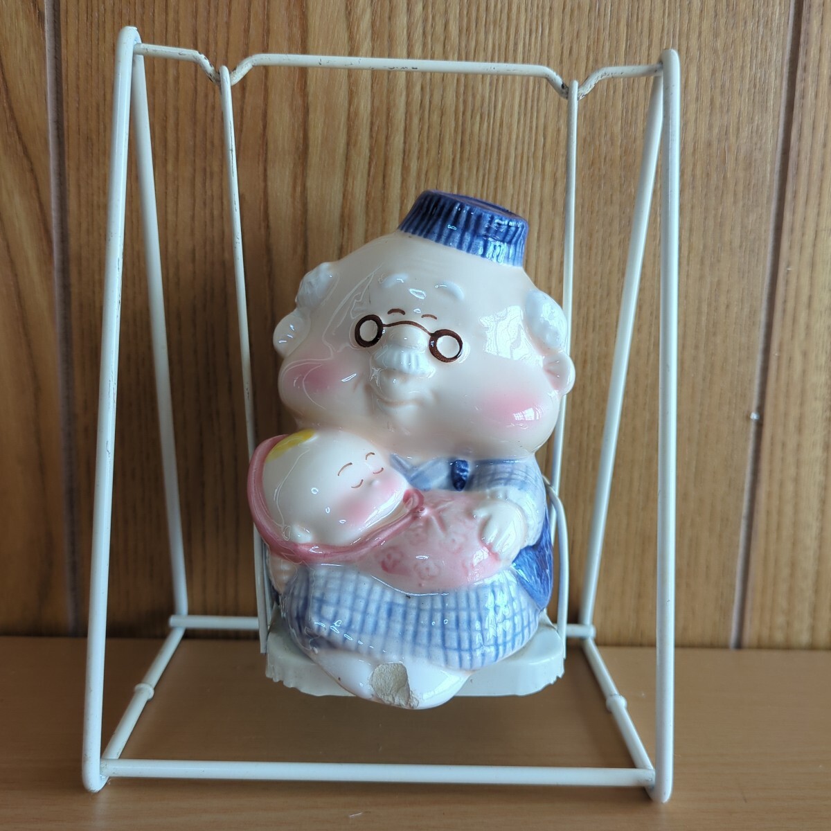 昭和レトロ おじいちゃんと赤ちゃん ブランコ 貯金箱 陶器製 置き物 インテリア拍卖