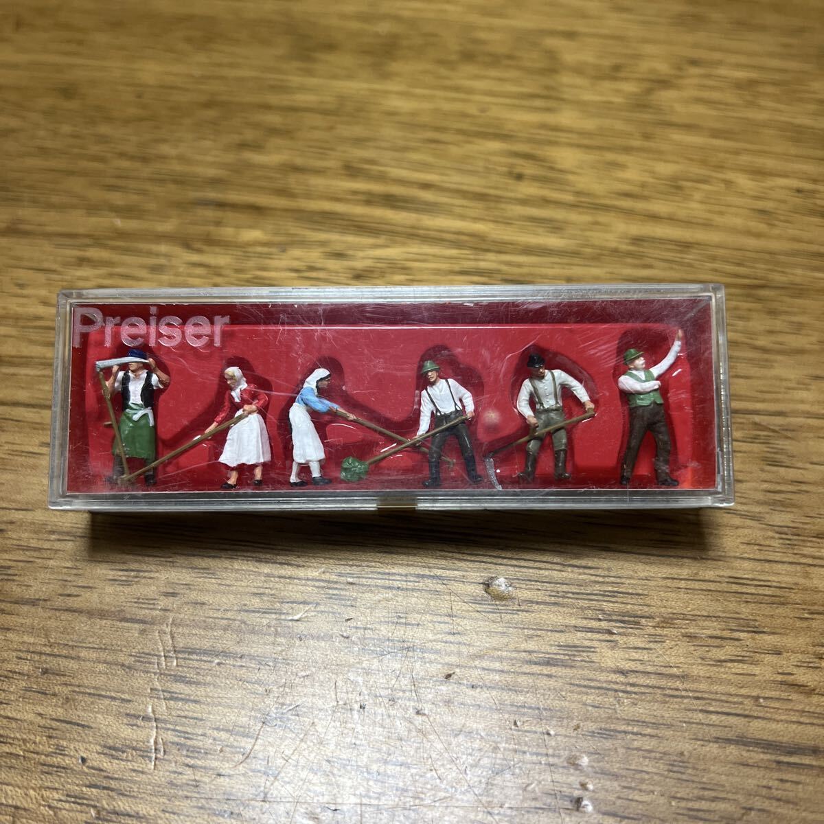 送料込み■未使用 プライザー Preiser  10045 収穫作業 農家? 緑 保管品 塗装済完成品 HO(1/87) 情景 背景 フィギュア拍卖