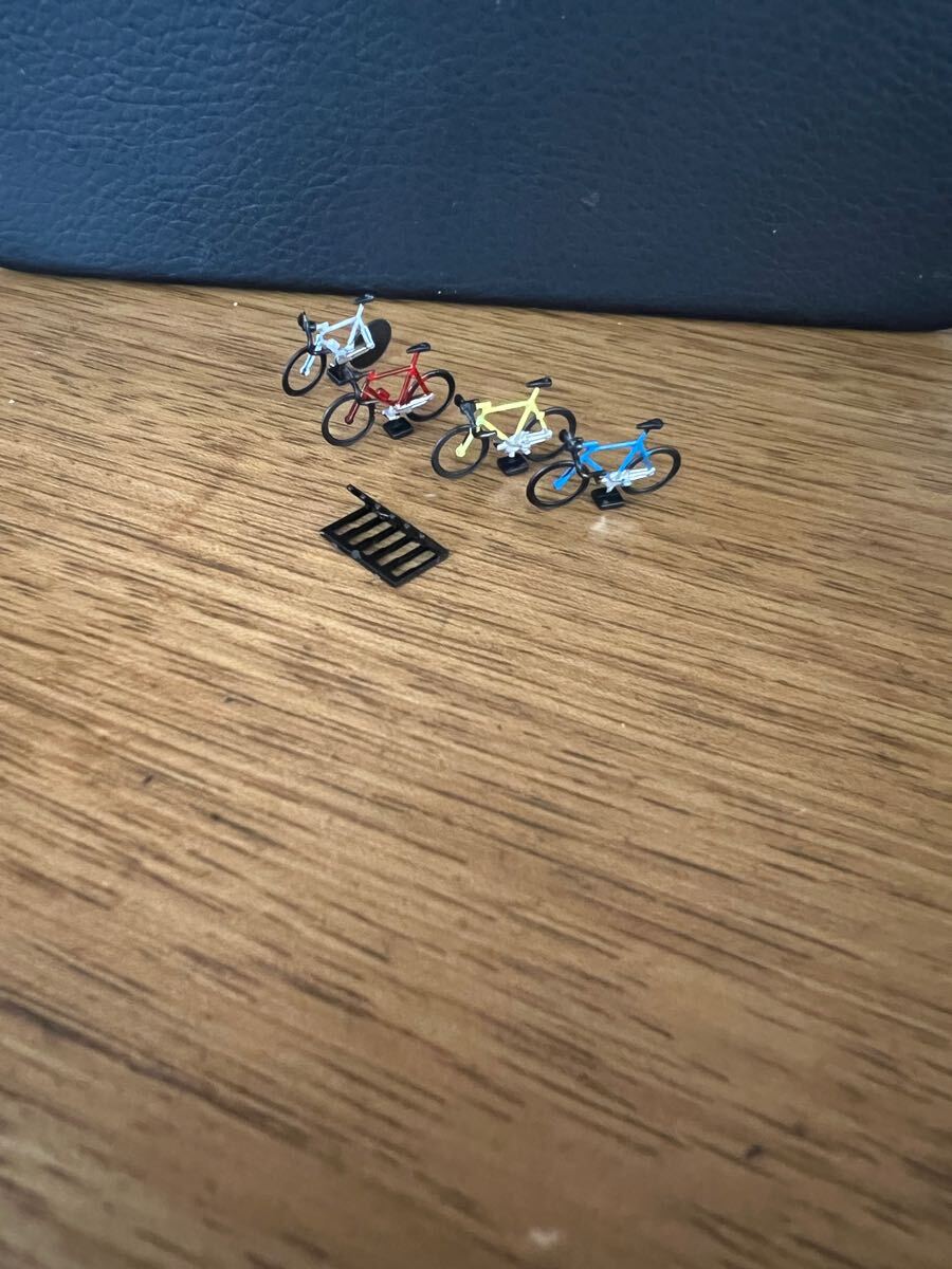 新品■鉄道模型 HO スケール 1:87 自転車 バイク 4 個と 駐車ラック  プライザーでない Not Preiser 拍卖