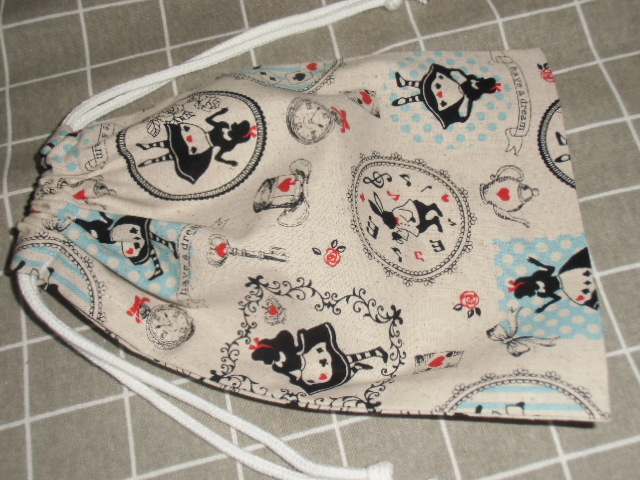 中16 巾着袋 小物入れ 給食袋 ハンドメイド アリス柄拍卖
