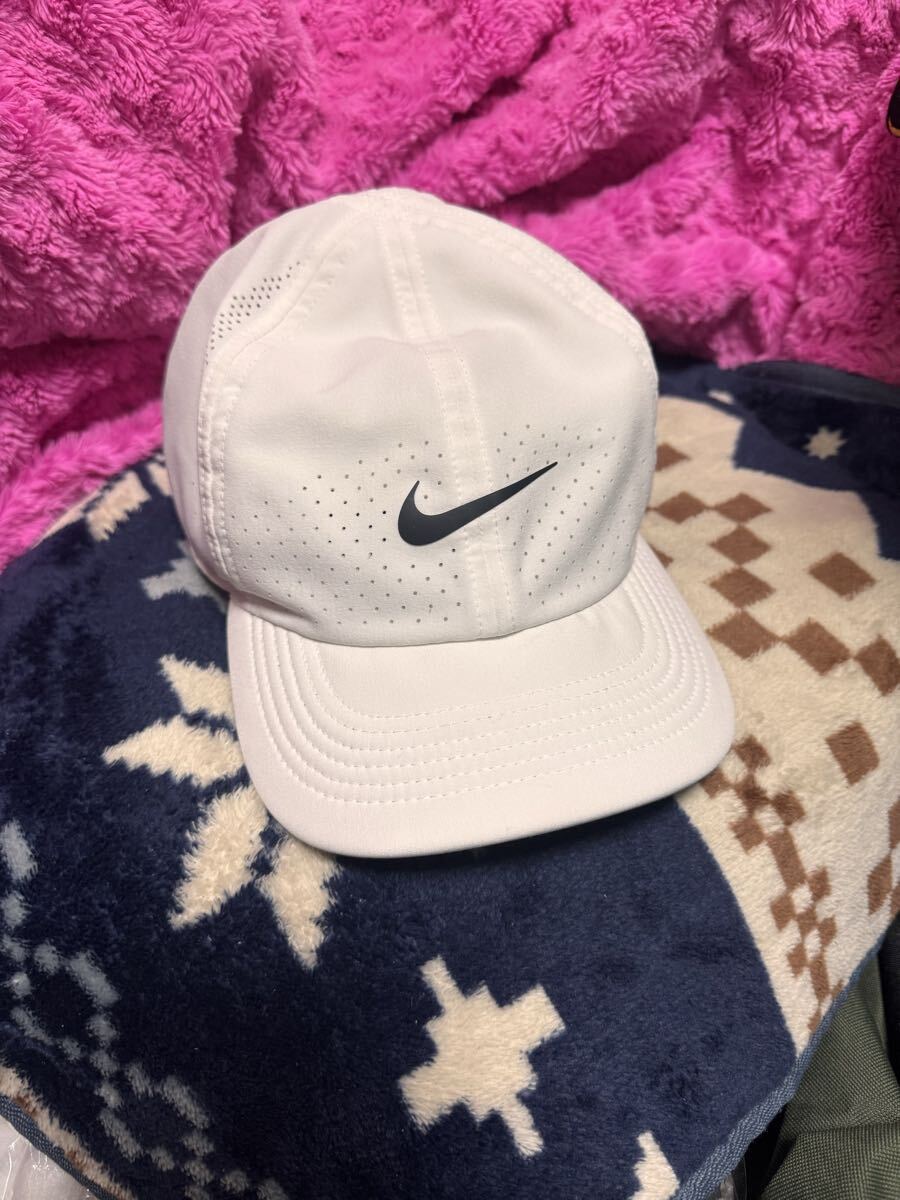 送料格安スピード発送!美品★NIKEナイキDRI-FITヘリテイジキャップ白Fサイズ★ジョギングトレーニング登山トレランマラソン拍卖