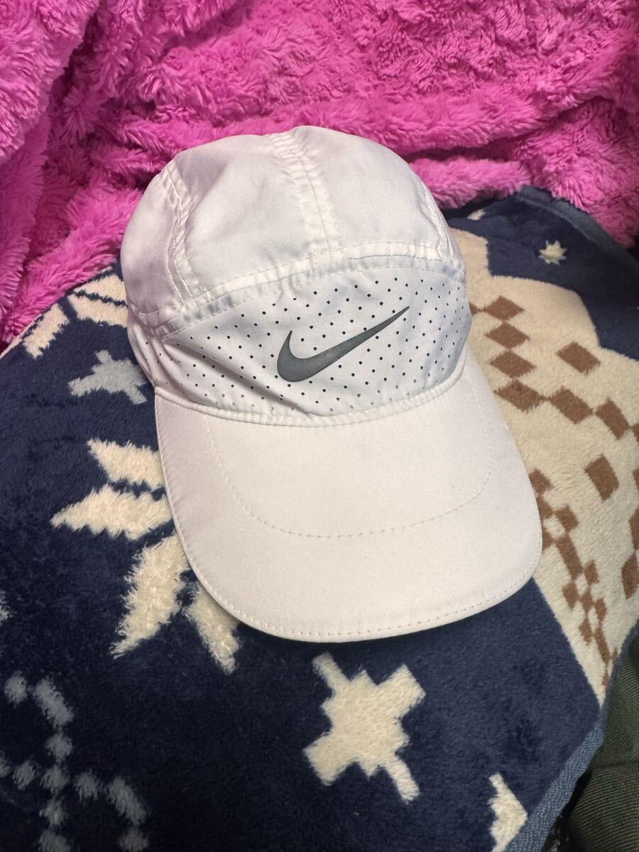 送料格安スピード発送!美品★NIKEナイキDRI-FITテイルウィンドキャップ白Fサイズ★ジョギングトレーニング登山トレランマラソン拍卖