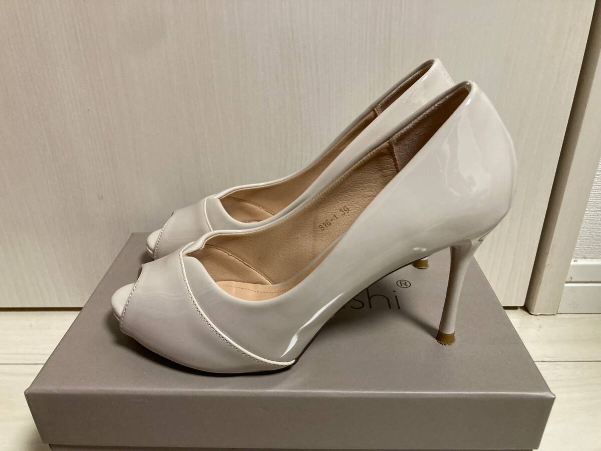 アイボリーのエナメル オープントゥパンプス ハイヒール ピンヒール ベージュ ホワイト 24.5cm拍卖
