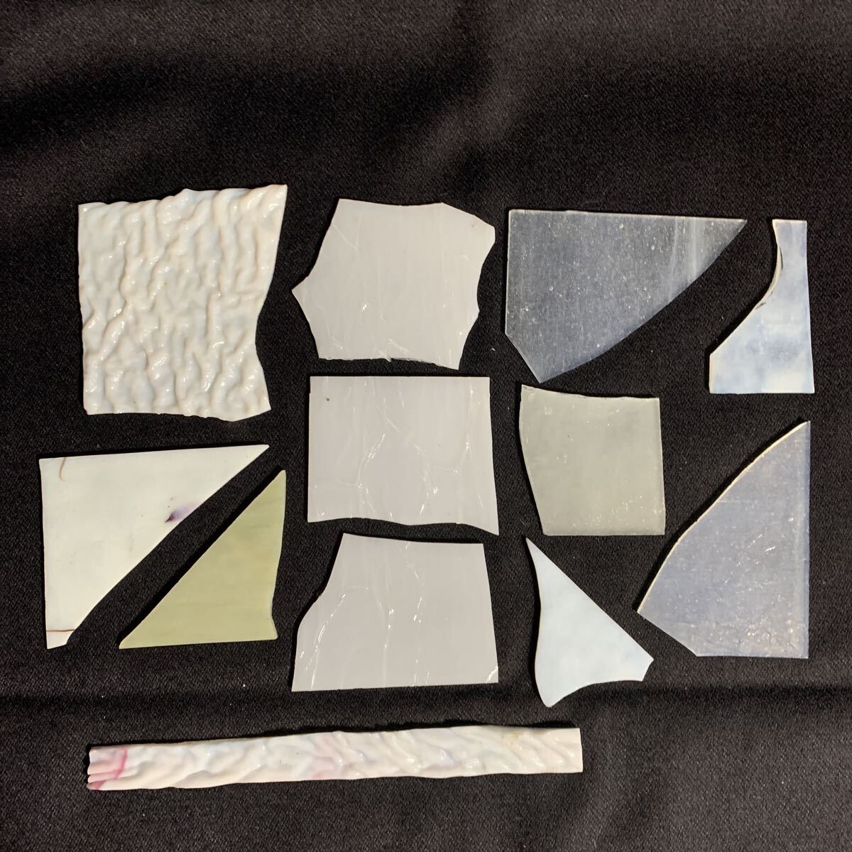 ステンドグラス用ガラス ブルー 白 ガラス 端材 ガラス板 材料 ステンドガラス ランプシェード 工芸 ハンドクラフト 硝子 329g (A-3154)拍卖