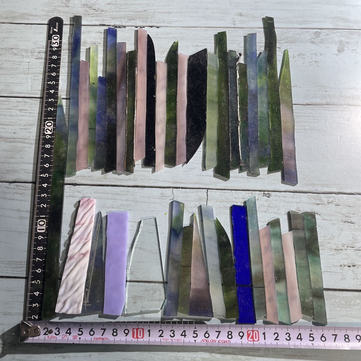 ステンドグラス用ガラス ガラス 端材 ガラス板 材料 ステンドガラス ランプシェード 工芸 ハンドクラフト 硝子 377g (A-3171)拍卖