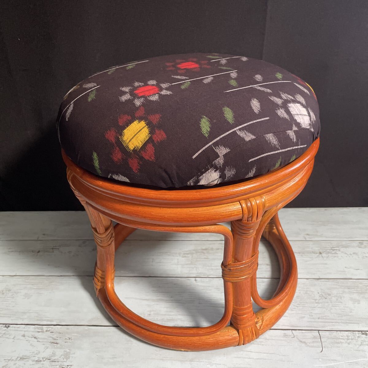 かすり 天然籐回転ロースツール ラタン 籐 スツール 回転 ロースツール 高さ30cm 絣 カスリ リメイク 椅子 イス (A-3201)拍卖