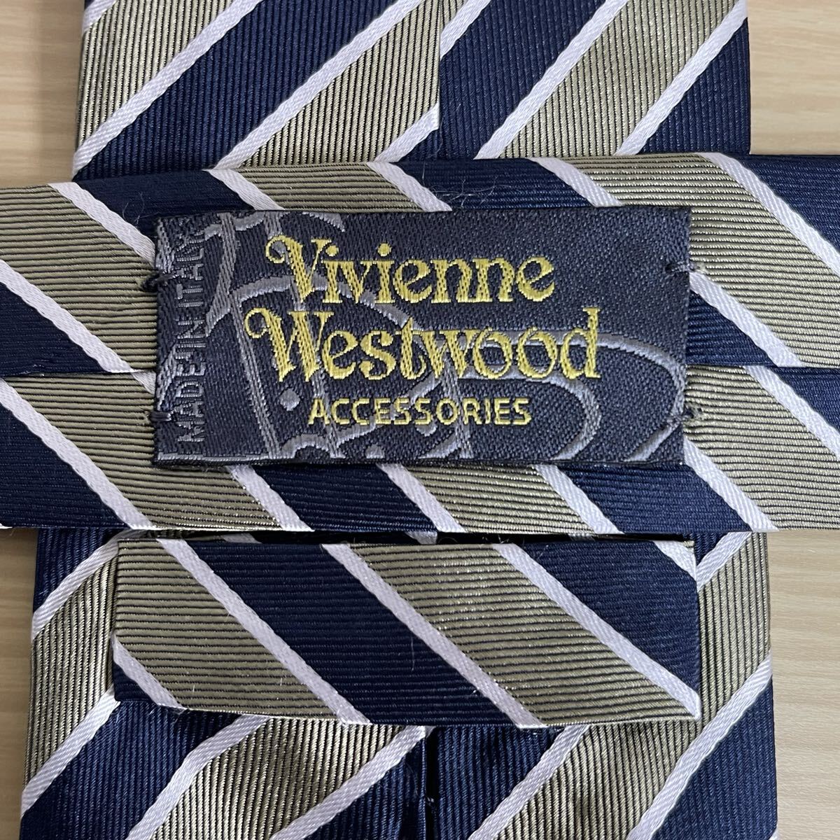 Vivienne Westwood(ヴィヴィアンウエストウッド)紺色緑シルバー線ストライプワンポイントミニオーブネクタイ拍卖