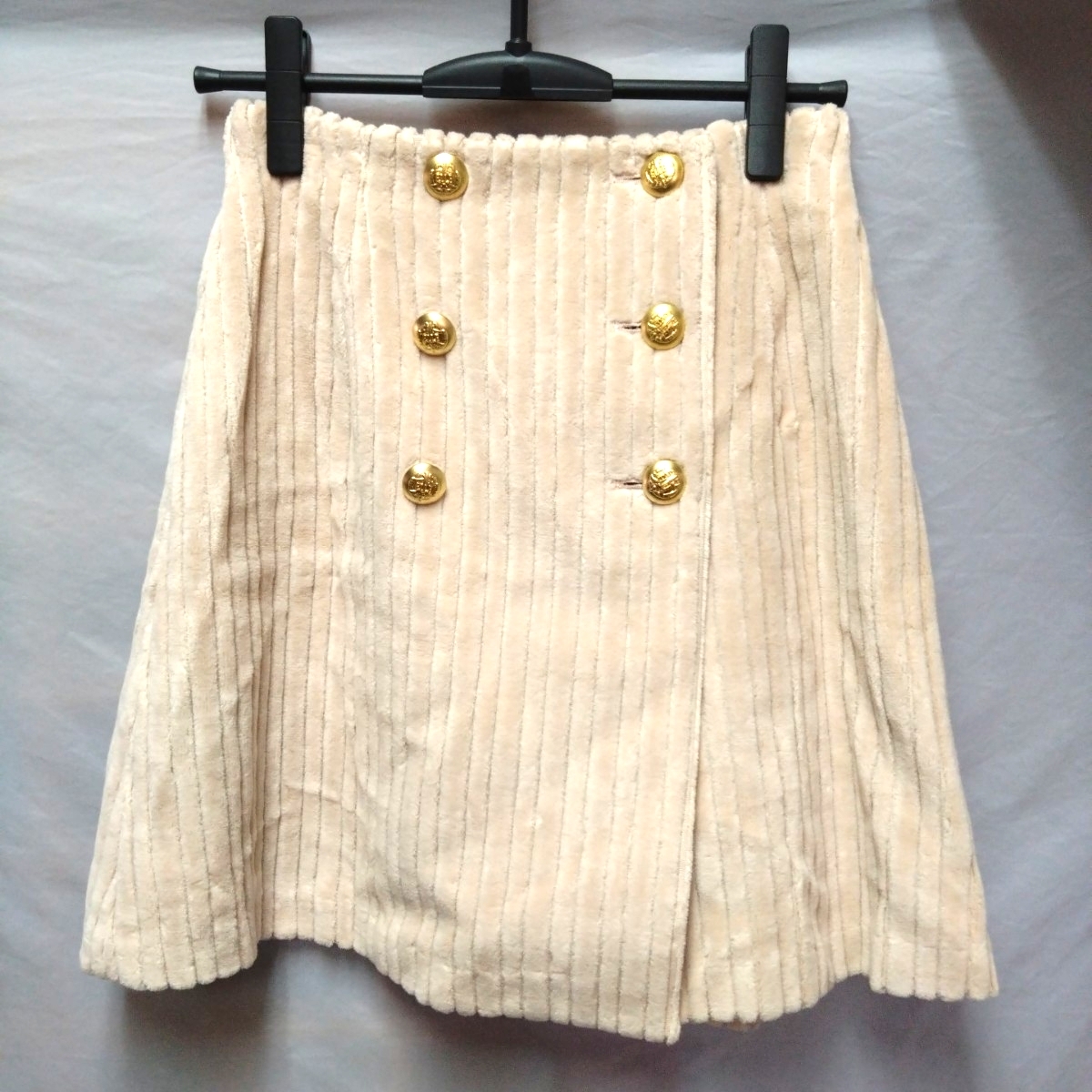 ELLE SPORTS コーデュロイ 金ボタン スカート ベージュ 裏地有り サイズ38 ベロア ヤフオクにも多数出品中拍卖