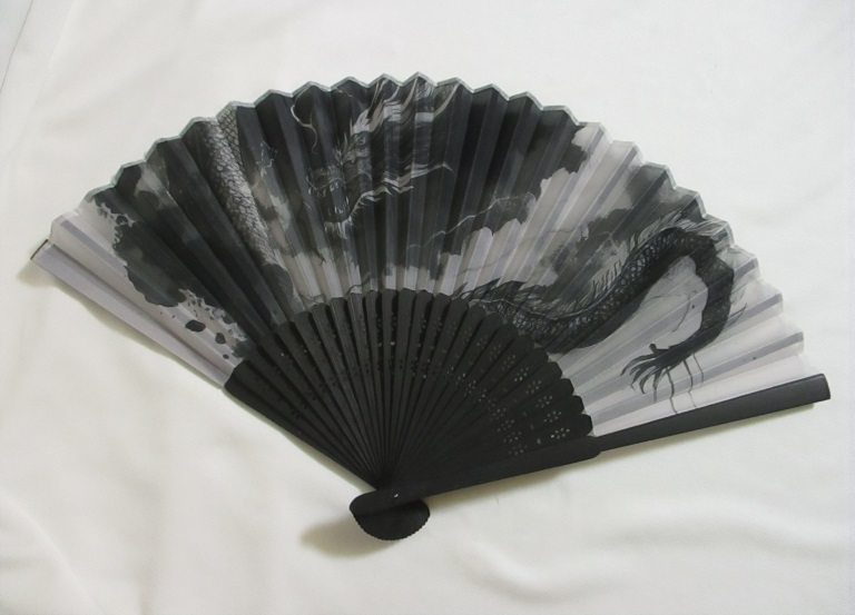 送料無料!【 龍 黒 竜 りゅう 扇子 布タイプ 】21㎝ 天然竹 和 せんす うちわ 浴衣 着物拍卖
