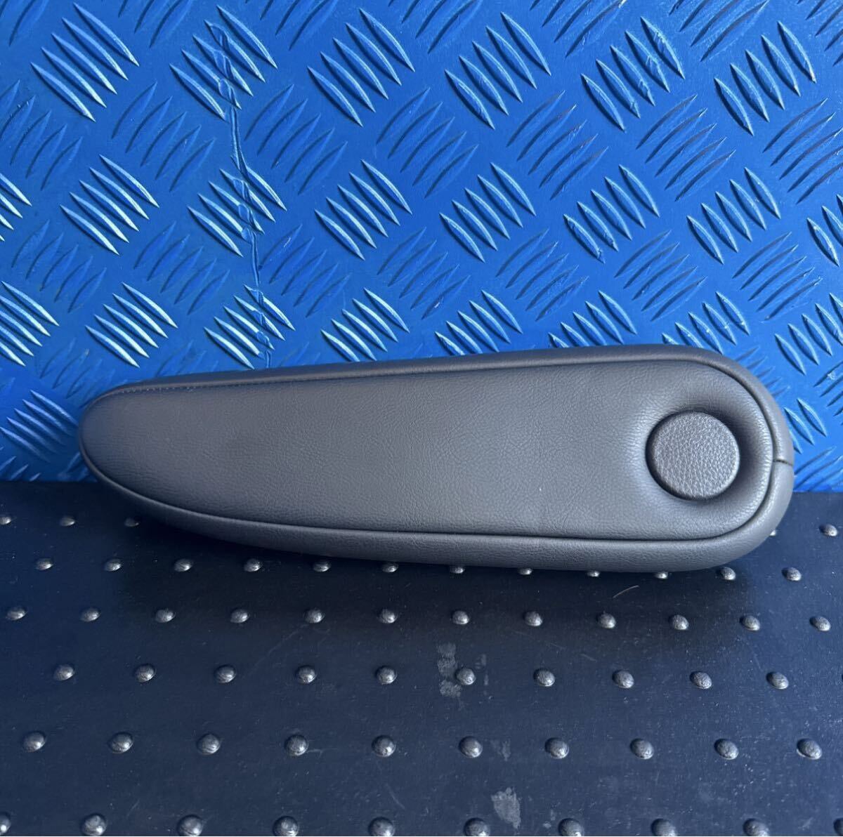 ◆ニッサン エルグランド《PE52 PNE52 TE52 TNE52 E52》 純正 アームレスト 2列目シート用 レザーアームレスト 左腕用 破損なし◆拍卖