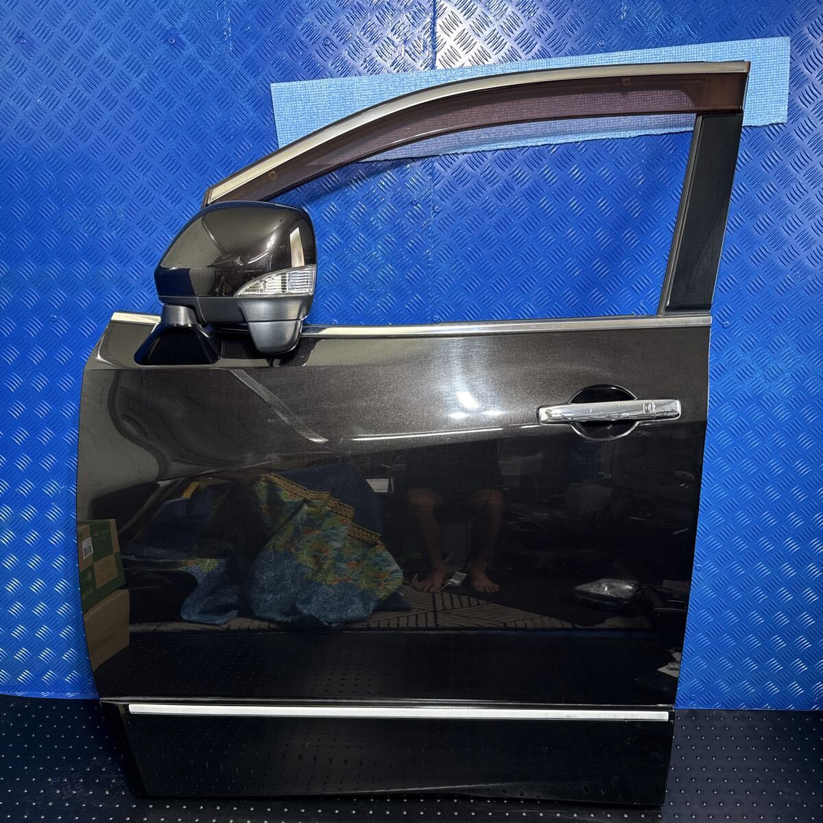 ◆ニッサン エルグランド《PE52 PNE52 TE52 TNE52 E52》 純正 フロント ドア 左 (助手席側) プロテクター付き ドアミラー付き カラー GAE◆拍卖