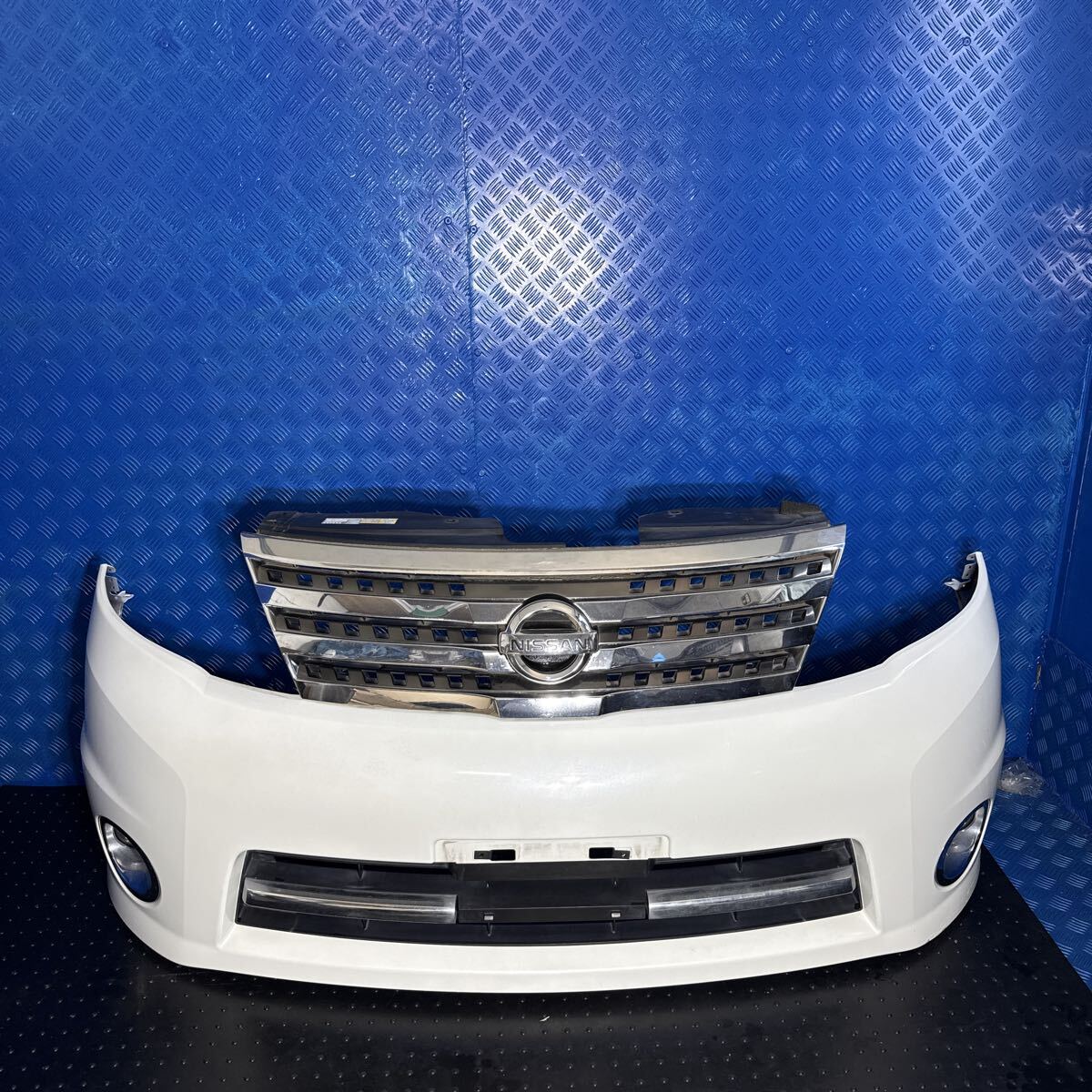 ◆ニッサン セレナ ハイウェイスター《CC25 CNC25 C25 NC25》純正 フロントバンパー グリル付き フォグ付き カラー QX1 62022 1GK5A◆拍卖