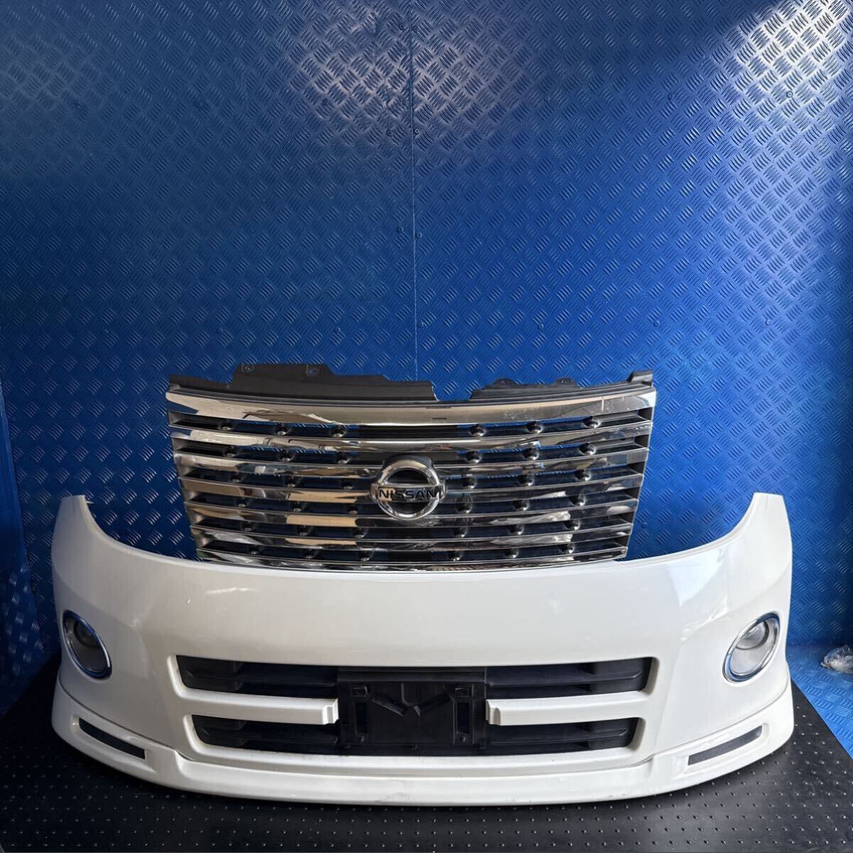 ◆ニッサン エルグランド《E51 MNE51 NE51 ME51》純正 フロントバンパー スポイラー付 グリル付 カラー QX1(ホワイトパール) 62022 WL700◆拍卖