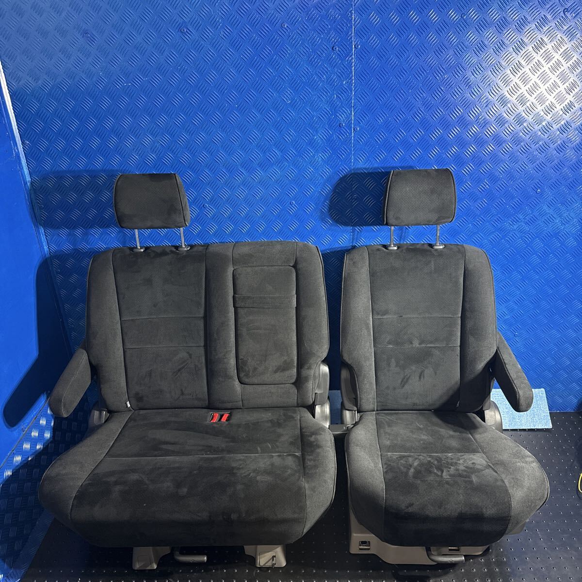 ◆トヨタ アルファード《MNH10 MNH15 ANH10 ANH15》純正 左右 セカンドシート リアシート 回転シート 黒 アルカンターラ? 破れなし◆拍卖
