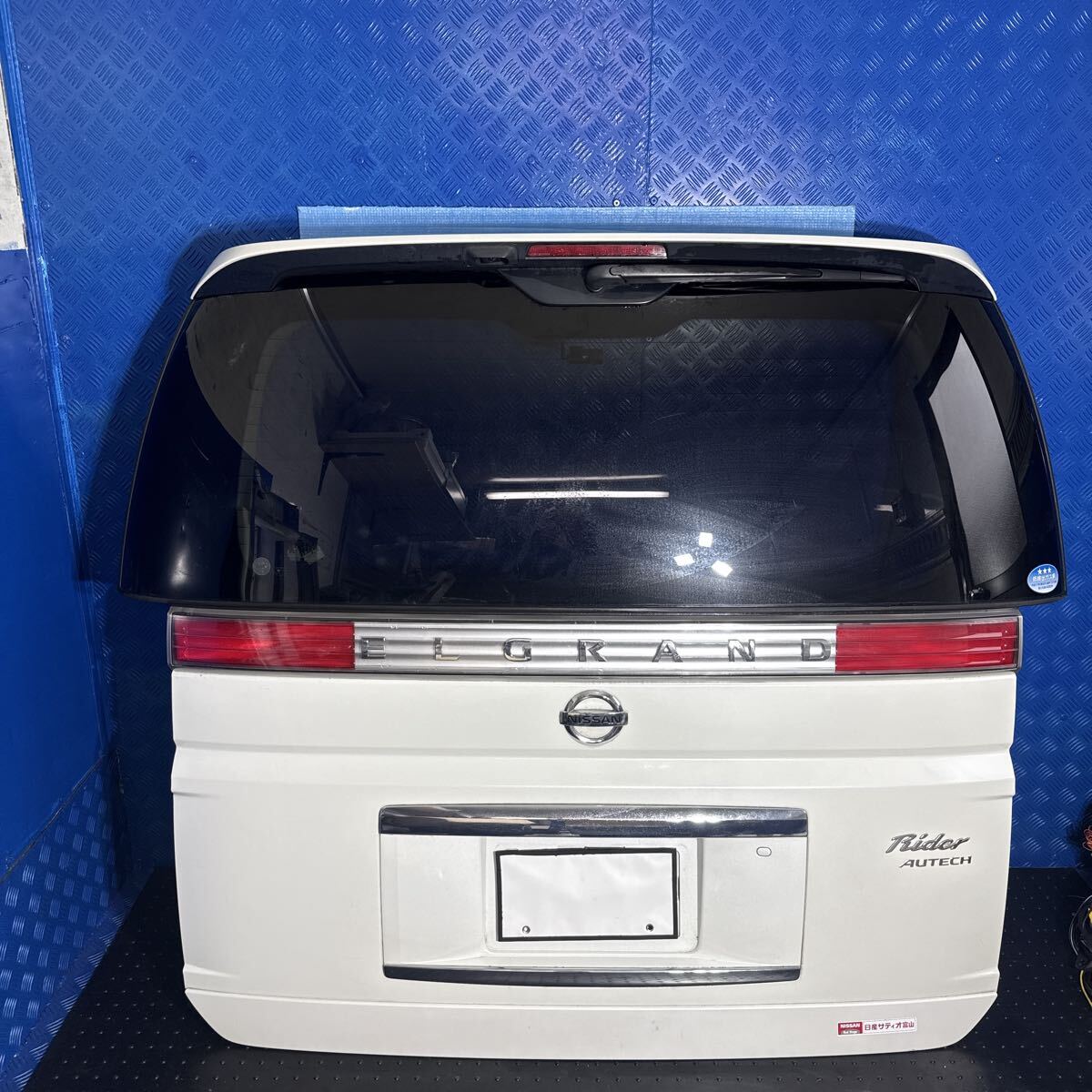 ◆ニッサン エルグランド ライダー《E51 MNE51 NE51 ME51》純正 リアゲート バックドア リアスポイラー カメラ付 カラー QX1 K0100-WL6MM◆拍卖