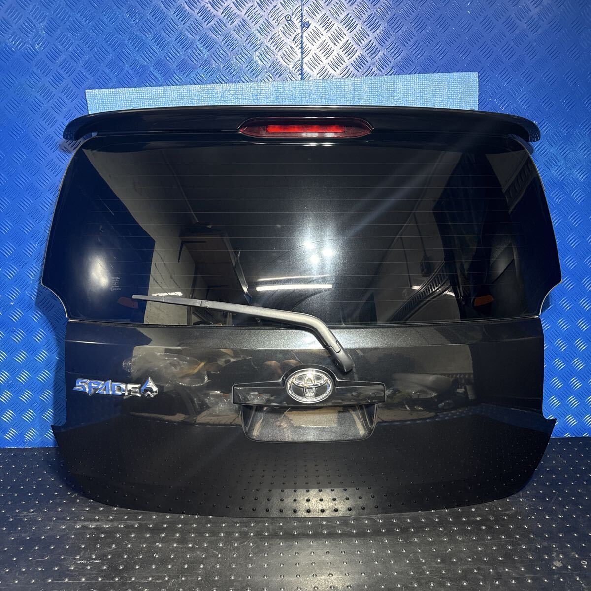 ◆トヨタ スペイド《NSP140 NSP141 NCP141 NCP145》バックドア リアゲート カメラ スポイラー カラー 209 (ブラックマイカ) 67005-52D50◆拍卖