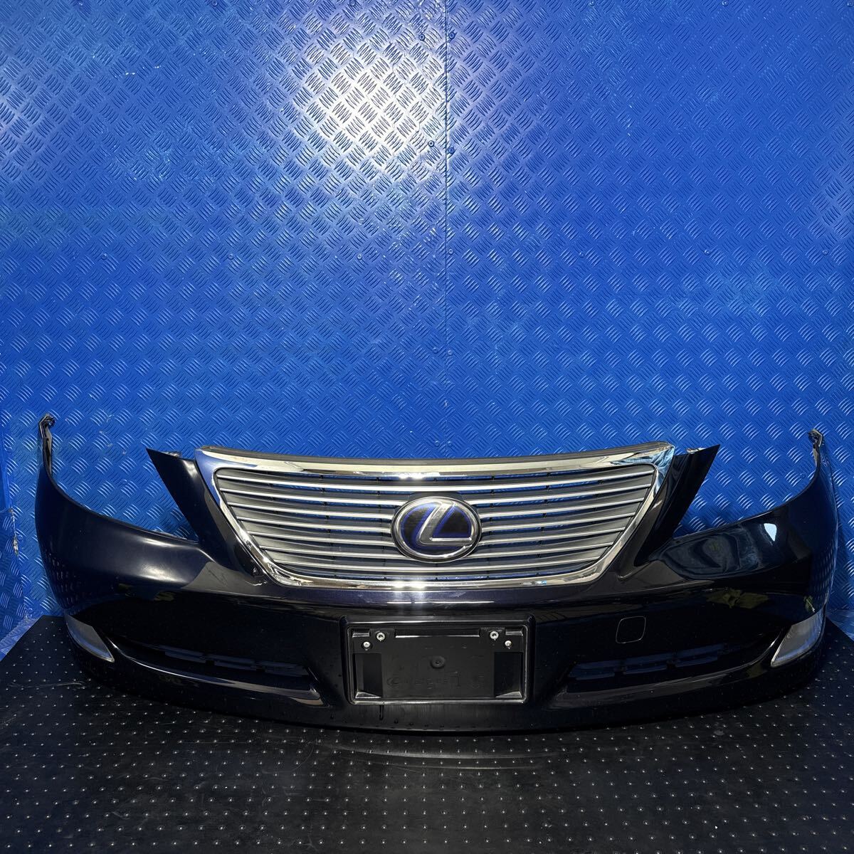 ◆レクサス LS460 LS600《UVF45 UVF46 USF40 USF41 USF46》純正 フロントバンパー グリル付き フォグランプ付き カラー 214 52119-50890◆拍卖