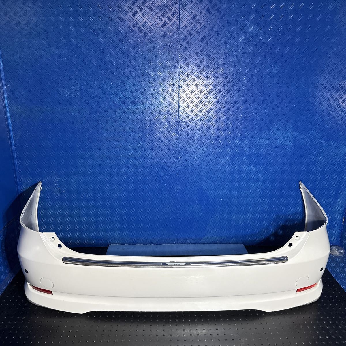 ◆トヨタ エスティマ《ACR50 ACR55 GSR50 GSR55 AHR20》純正 リアバンパー バックバンパー センサー付き カラー 070 パール 52159-28560◆拍卖