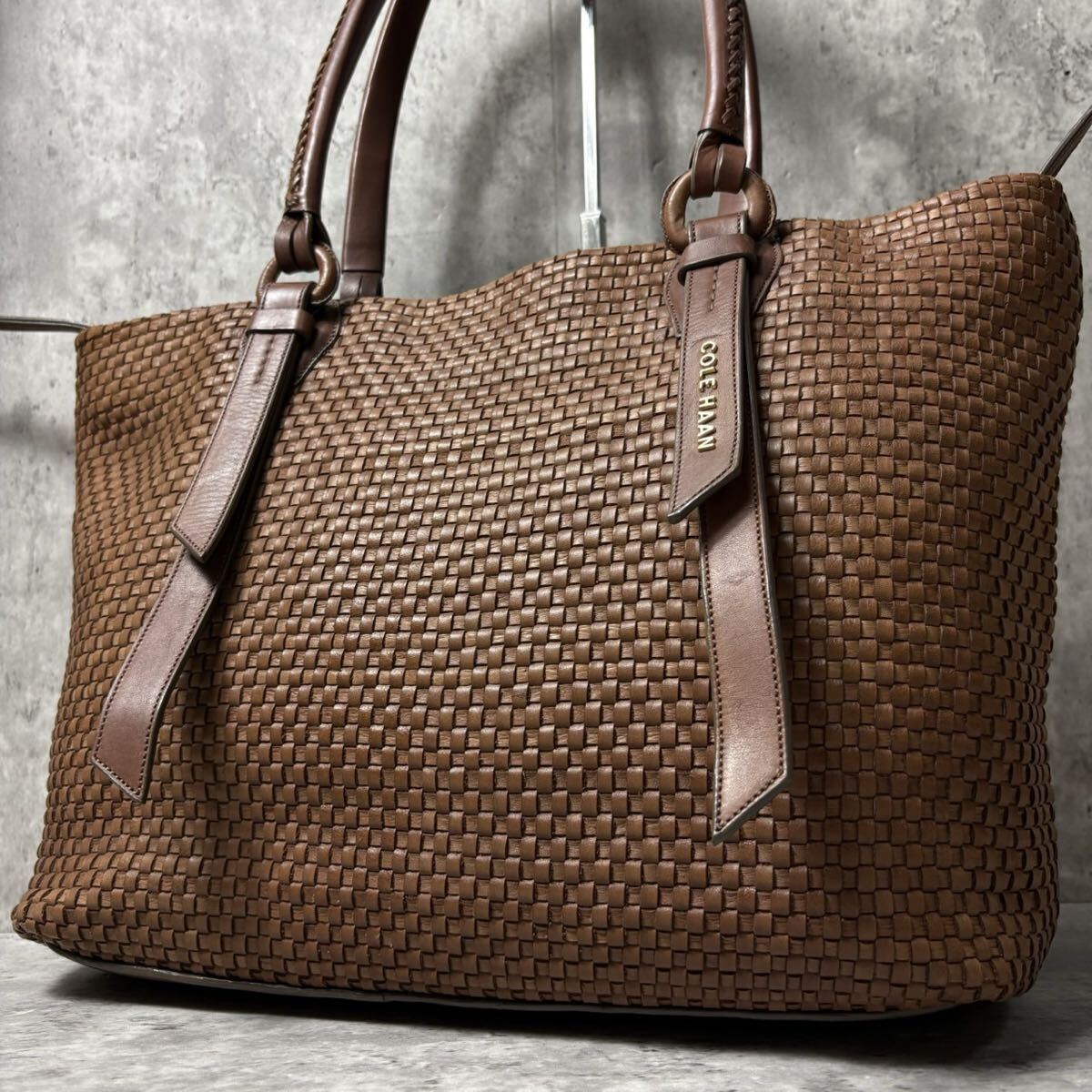 極美品/イントレチャート●COLE HAAN コールハーン トートバッグ 肩掛け ショルダー 編み込み レザー 本革 ビジネス メンズ 茶 現行モデル拍卖