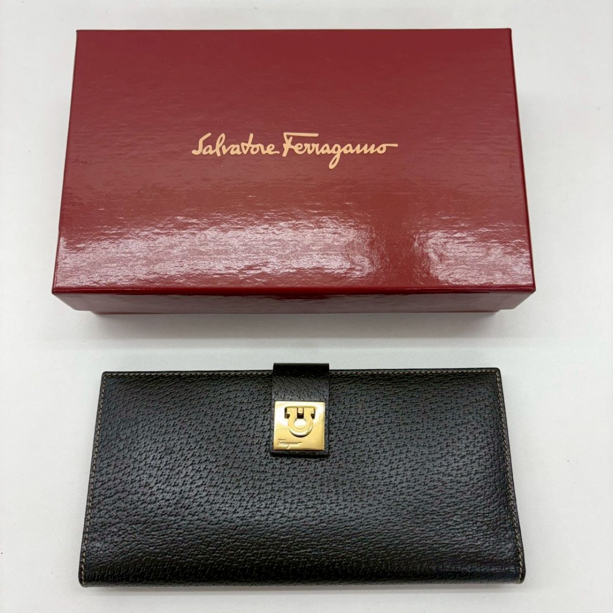 U240-SG9-90 【美品】 Salvatore Ferragamo サルヴァトーレフェラガモ 財布 ガンチーニ 0221496/IY-22 1283/72 ブラック レザー 箱付き KA拍卖