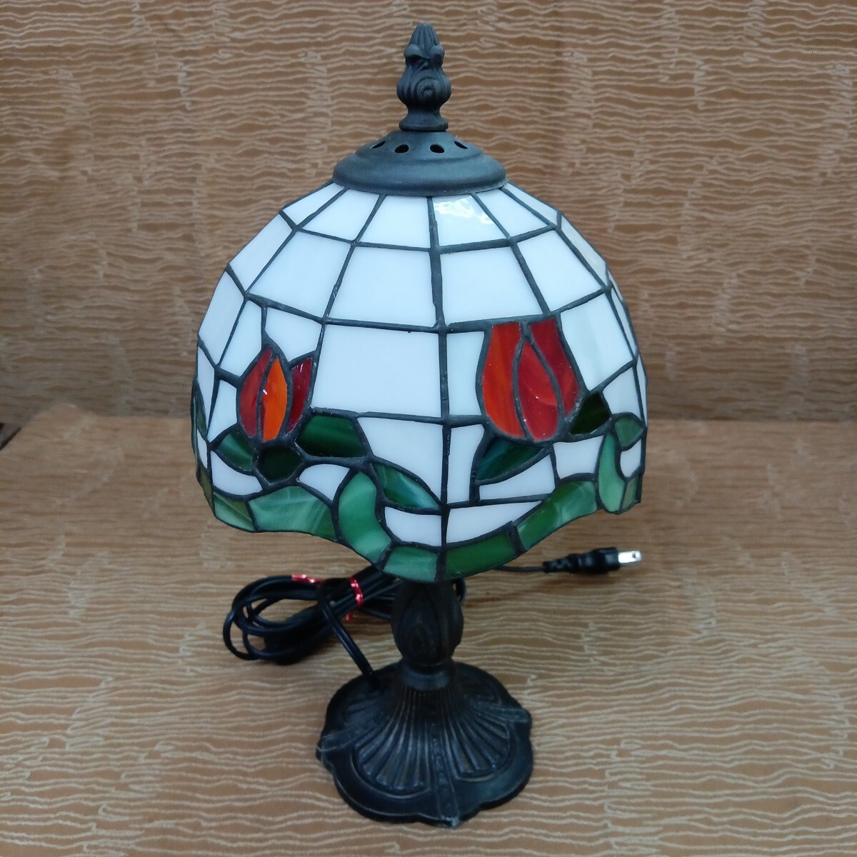 【ステンドグラスランプ 花柄】通電確認済み アンティーク調 ランプシェード 卓上ランプ テーブルランプ 照明 レトロ【A5-4①】1029拍卖