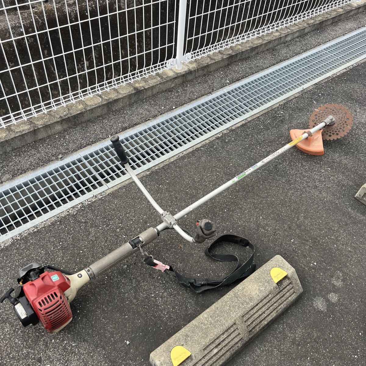 ●51【直接引渡し限定】刈払機 草刈機 小松ゼノア BC2310 23cc・スターター動作確認済/燃料がない為エンジン動作未確認拍卖